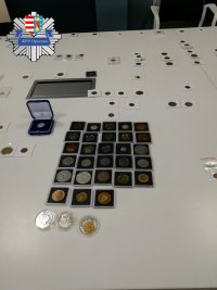 na stole  ułożone monety kolekcjonerskie
