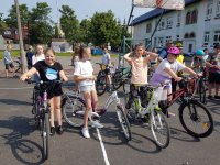 zdjęcia przedstawiają egzamin na kartę rowerową na terenie SP nr 1 w Opocznie. Na zdjęciach widać umundurowanych policjantów, oraz dzieci, które jadą rowerem po wyznaczonym torze