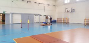 sala gimnastyczna, próbny test sprawnościowy, osoba wykonuje ćwiczenie