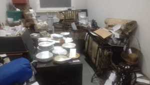zdjęcia przedstawiają odzyskane skradzione przedmioty, garnki, fotele, szklanki, przedmioty ułożone są na podłodze oraz stolach w  pomierzeniu biurowym