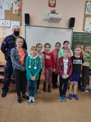 Policjanci podczas spotkania z  uczniami Szkoły w Dzielnej oraz Szkoły nr 2 w Opocznie