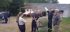 spotkanie z harcerzami w  Zarzęcinie, policjanci, strażacy przeprowadzili próbną ewakuację, policjanci rozmawiali z harcerzami o bezpieczeństwie