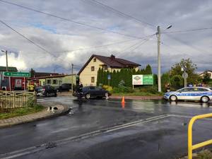 Kolizja w Bukowcu Opoczyńskim , na drodze  rozbite samochody w tle radiowóz