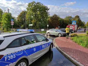 Kolizja w Bukowcu Opoczyńskim , na drodze  rozbite samochody w tle radiowóz