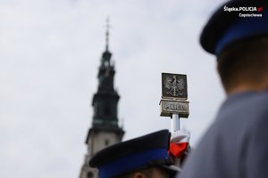 uroczystosci w Częstochowie, apel na Placu Biegańskeigo, polcijanci stoją w rzędzie ,
