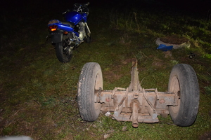 miejsce  wypadku drogowego, rozbity motocykl oraz fragmenty konstrukcji wozu drewnianego