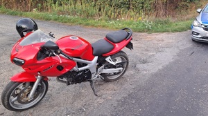 na zdjęciu widać motocykl koloru czerwonego
